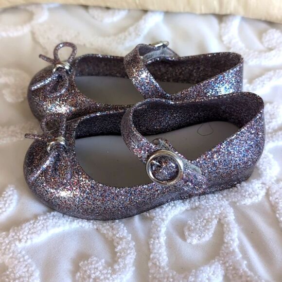 Sweet Love Flat in Silver Glitter for Babies - Mini Melissa Size 6 - Picture 2 of 7